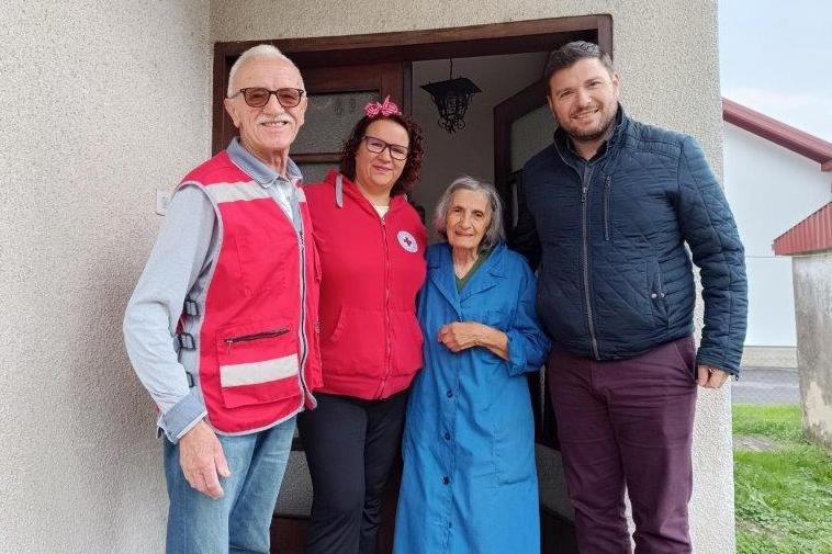 Djelatnici Crvenog križa i načelnik Magdić u posjeti starijoj ženi