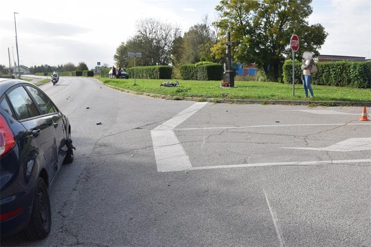 Mjesto teške prometne nesreće u kojoj su sudjelovali automobil i motocikl