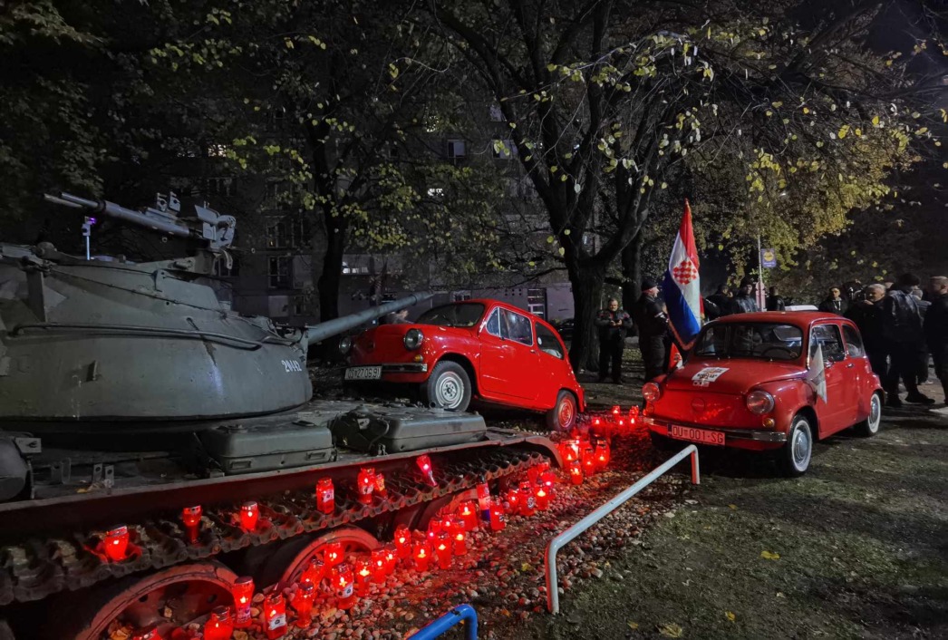 Crveni fićo umjetnička je instalacija koja simbolično prikazuje hrvatsku pobjedu nad JNA i srpskim agresorom