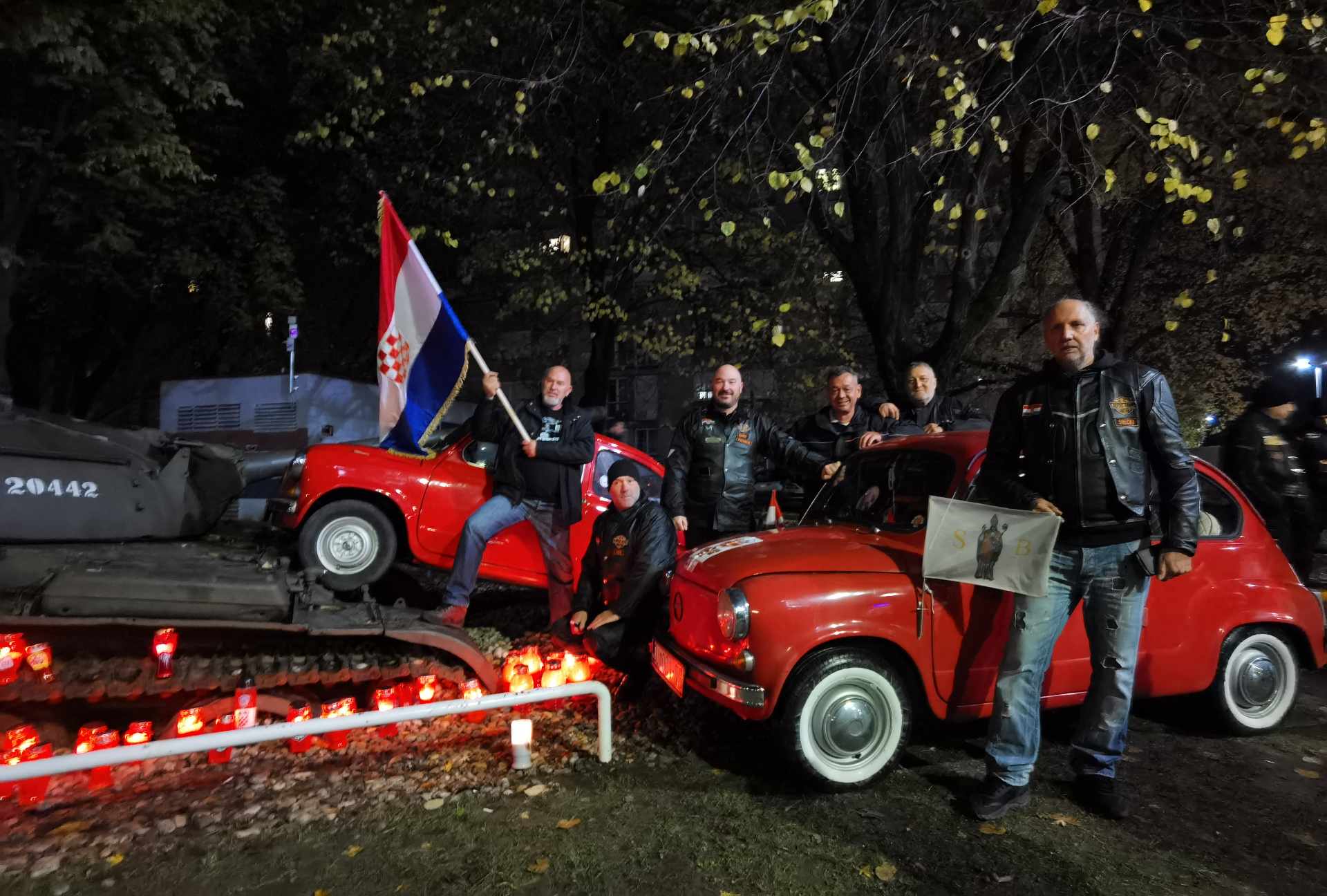 Crveni fićo i crveni fićo uz hrvatske branitelje i motoriste