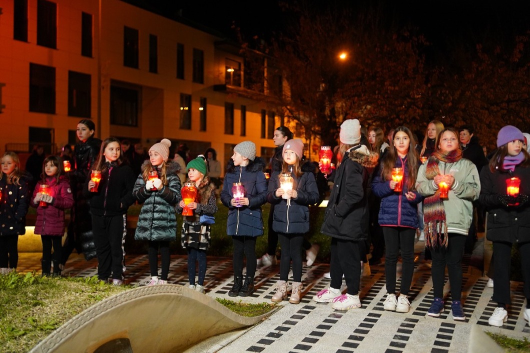 I brojni mališani sudjelovali su u obilježavanju Dana sjećanja na žrtve Domovinskog rata i Dan sjećanja na žrtvu Vukovara i Škabrnje
