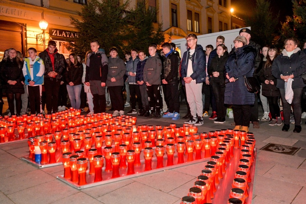 Obilježavanje Dana sjećanja u ispred Gradske vijećnice u Varaždinu