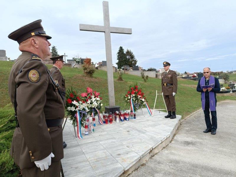 Ispred centralnog križa na groblju u Križu zapaljene su svijeće i položeni vijenci