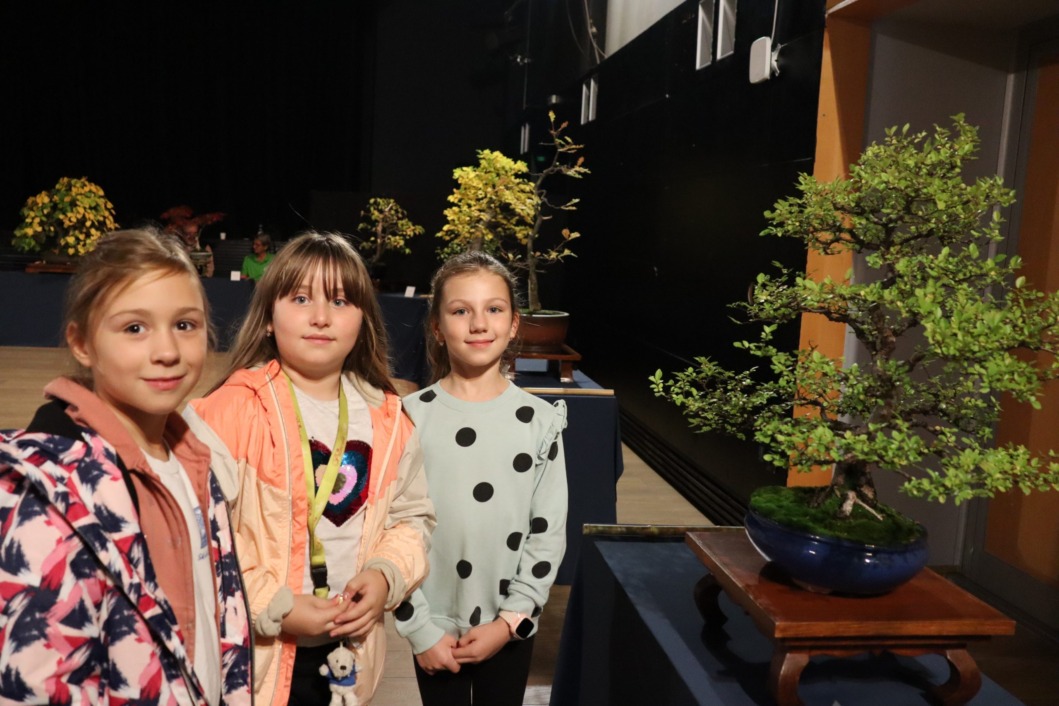 Osnovnoškolke posjetile izložbu minijaturnog drveća u Domu Mladih Koprivnica
