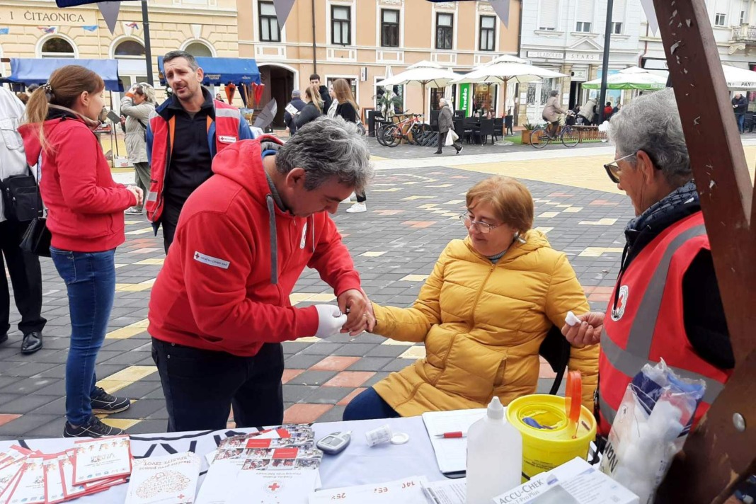 Miroslav Kanisek s ekipom koprivničkog Crvenog križa na mjerenju šećera za Dan grada