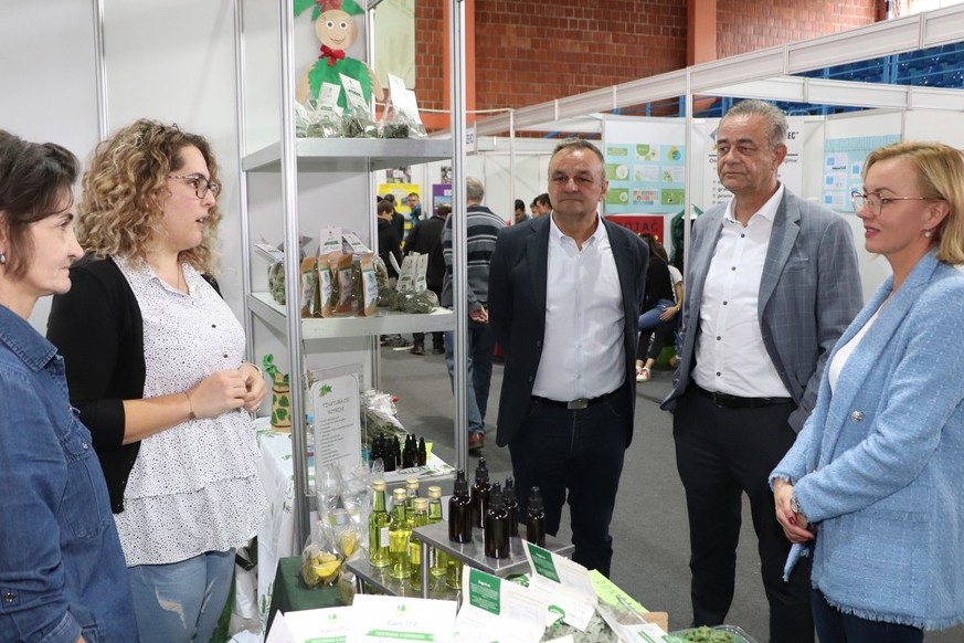 Melita Ivančić, Darko Koren i Ratimir Ljubić u razgovoru s proizvođačima