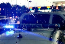 Policija na mjestu očevida po kišnom vremenu