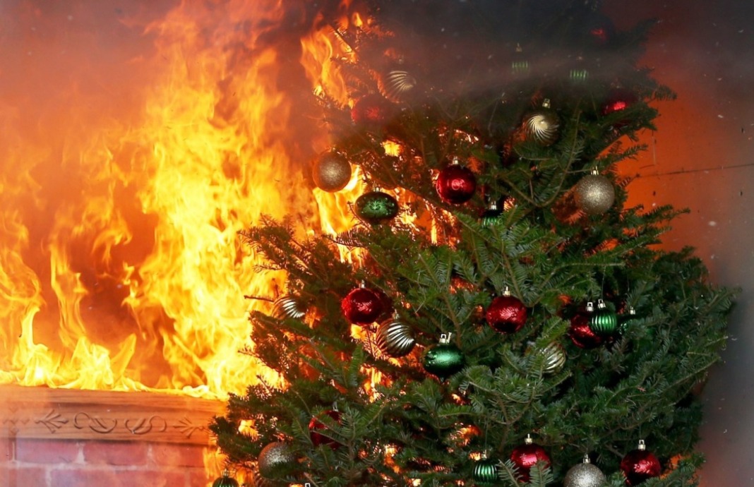 Božićna jelka u plamenu