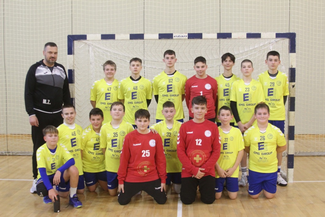 Momčad U13 Rukometnog kluba Koprivnica i trener Mišo Zrakić