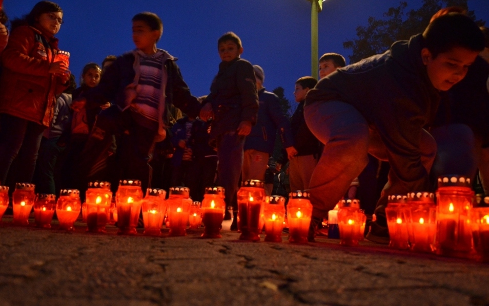 Paljenje svijeća u Ulici grada Vukovara u Đurđevcu