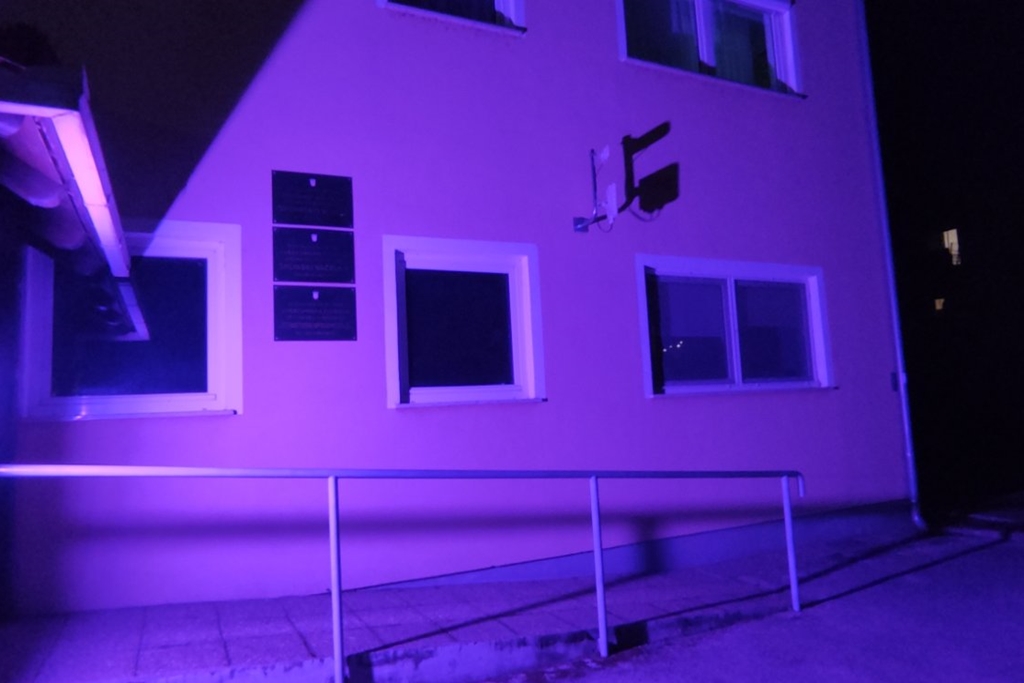 Općinska zgrada osvijetljena u ljubičastoj boji u znak podrške Palčićima