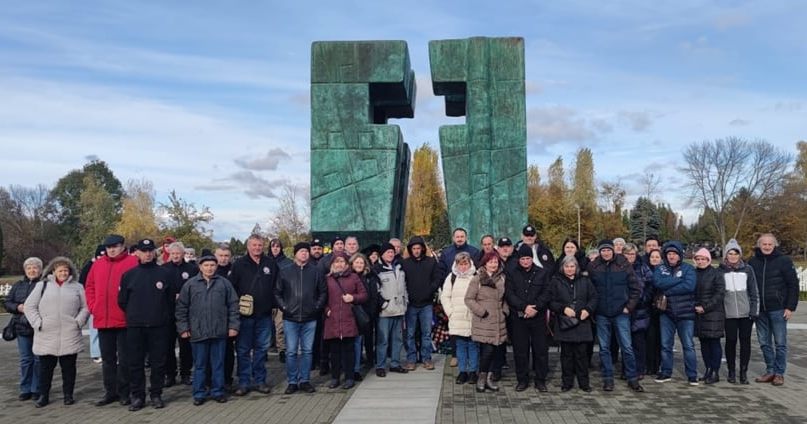 Gradonačelnik Siniša Jenkač s članovima Udruge dragovoljaca i veterana Domovinskog rata, ogranak Novi Marof, na Memorijalnom groblju žrtava iz Domovinskog rata u Vukovaru