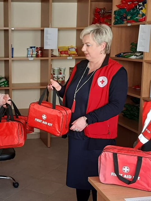 Ravnateljica koprivničkog Crvenog križa Adela Sočev na podjeli torbica prve pomoći