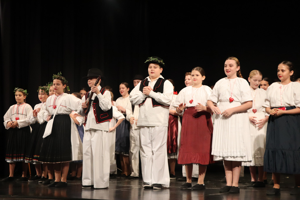 Mladi folkloraši na godišnjem koncertu Folklornog ansambla Koprivnica