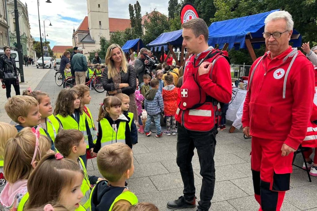  Djelatnici koprivničkog Crvenog križa mališanima objašnjavaju što učiniti kad se osoba guši 