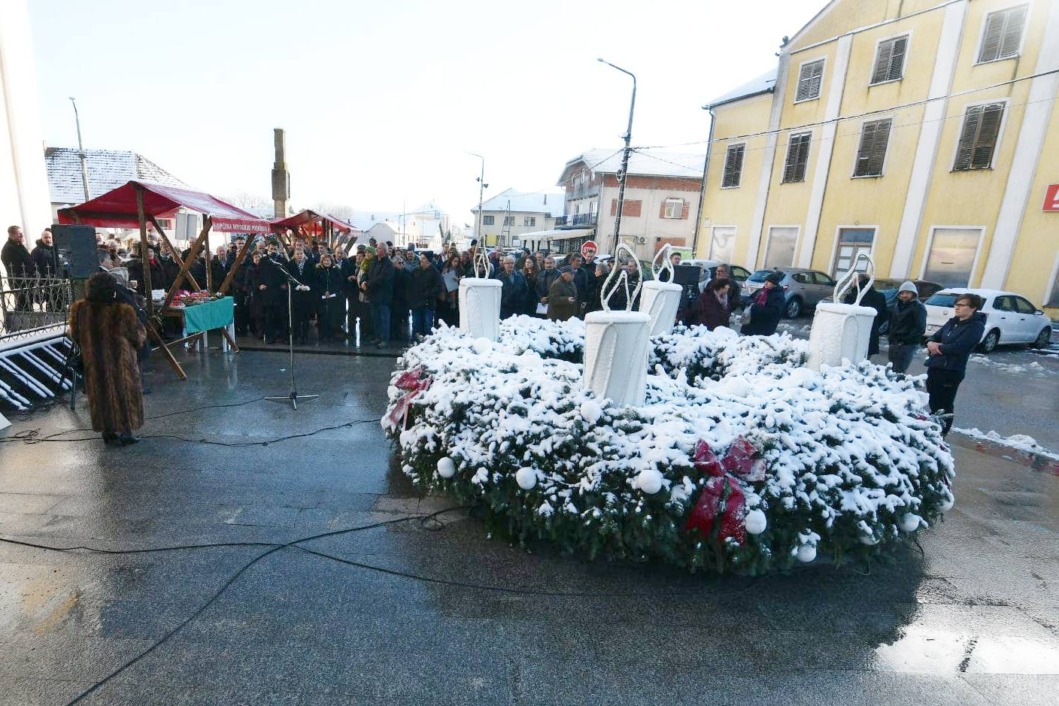 Adventski vijenac ispred crkve u Novigradu Podravskom