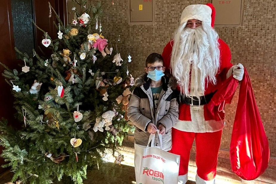 Djed Mraz posjetio odjel pedijatrije koprivničke bolnice