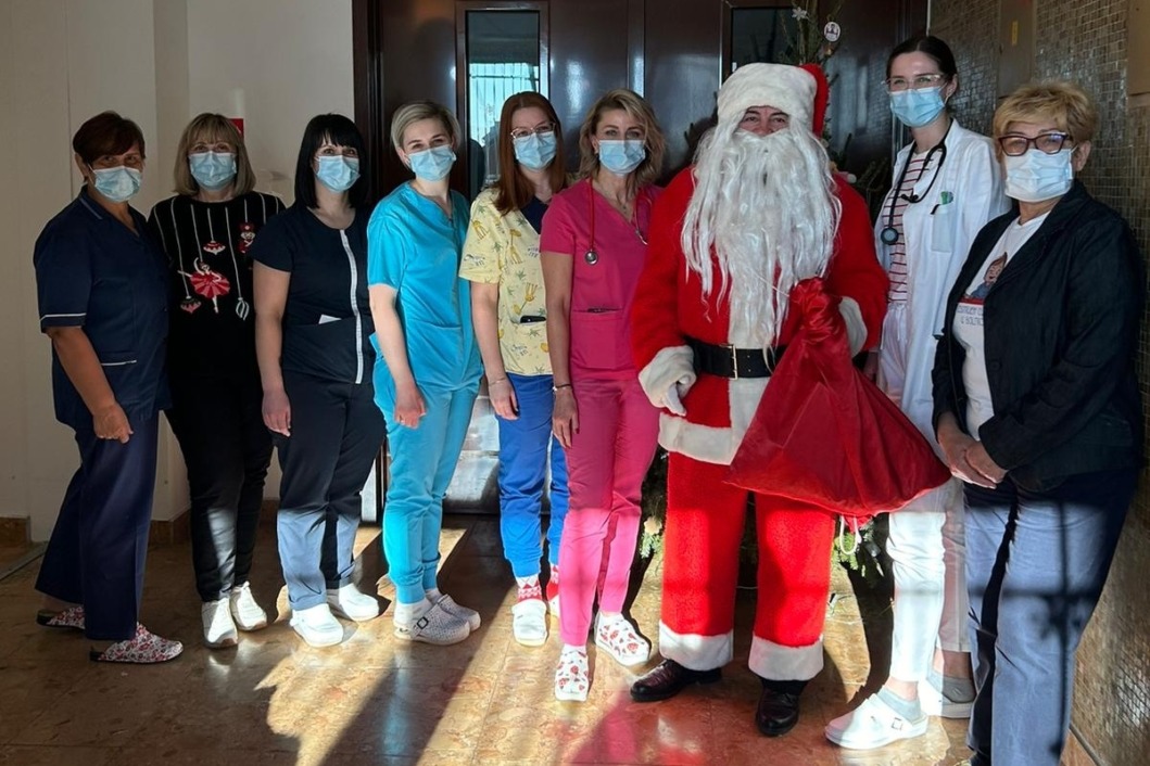 Djed Mraz posjetio odjel pedijatrije koprivničke bolnice