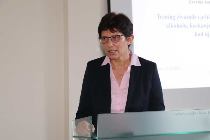 dr. Draženka Vadla na završnoj konferenciji projekta 'Trening životnih vještina za prevenciju ovisnosti o alkoholu, kockanju i novim tehnologijama kod djece i mladih'
