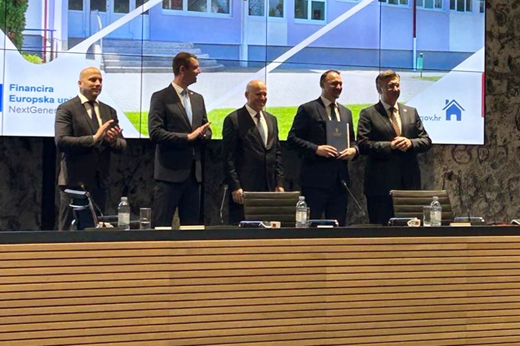 Gradonačelnik Novog Marofa Siniša Jenkač (drugi s desna) na dodjeli ugovora za energetsku obnovu