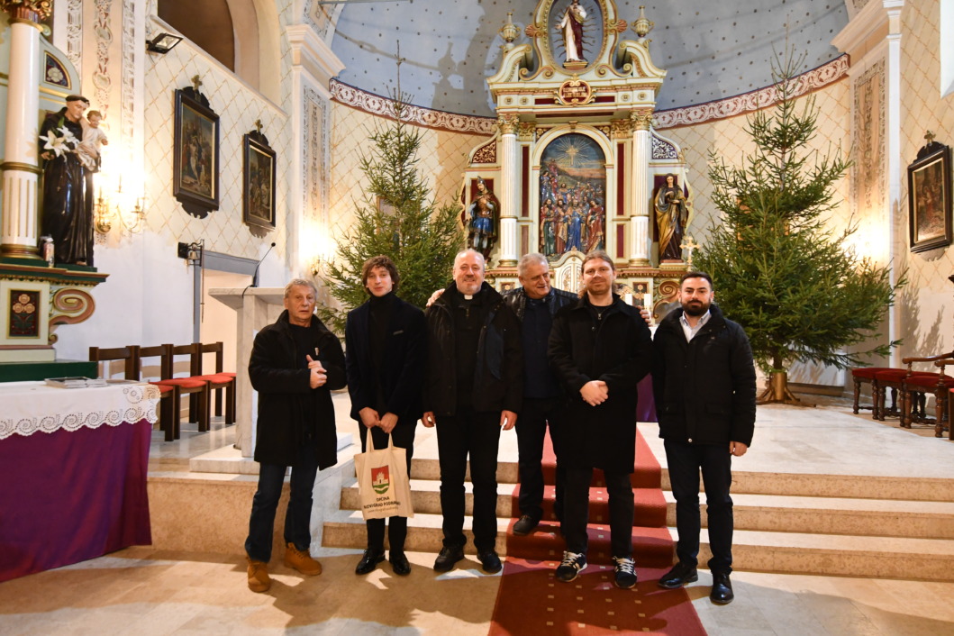 Domaćini i sudionici adventsko-božićnog koncerta 'Panis angelicus' u župnoj crkvi u Novigradu Podravskom