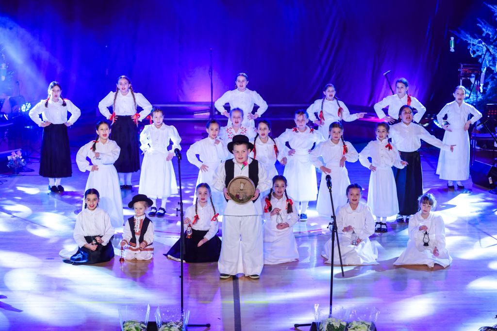 Mali folkloraši