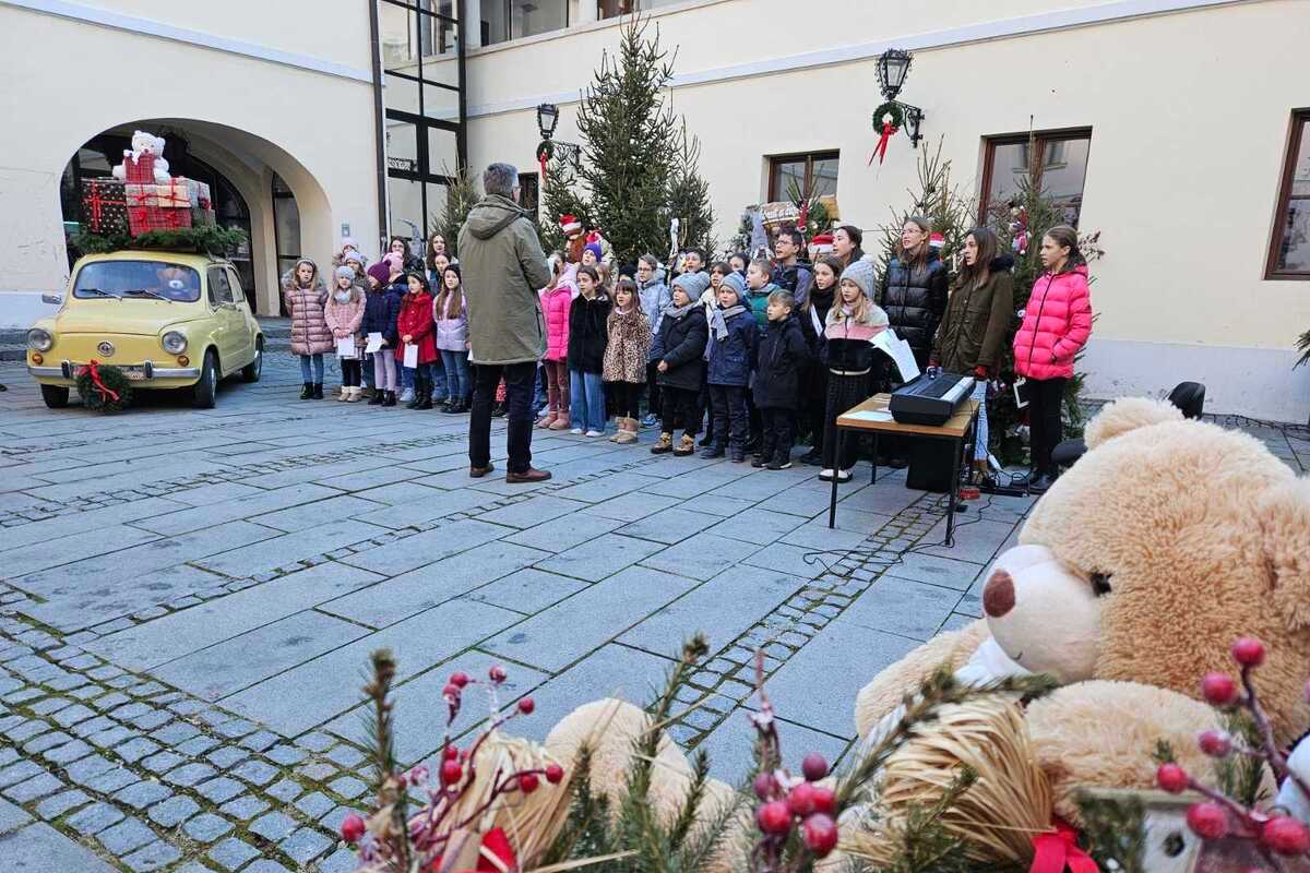 Pjevački zbor Uršuline zvjezdice u atriju Županijske palače u Varaždinu