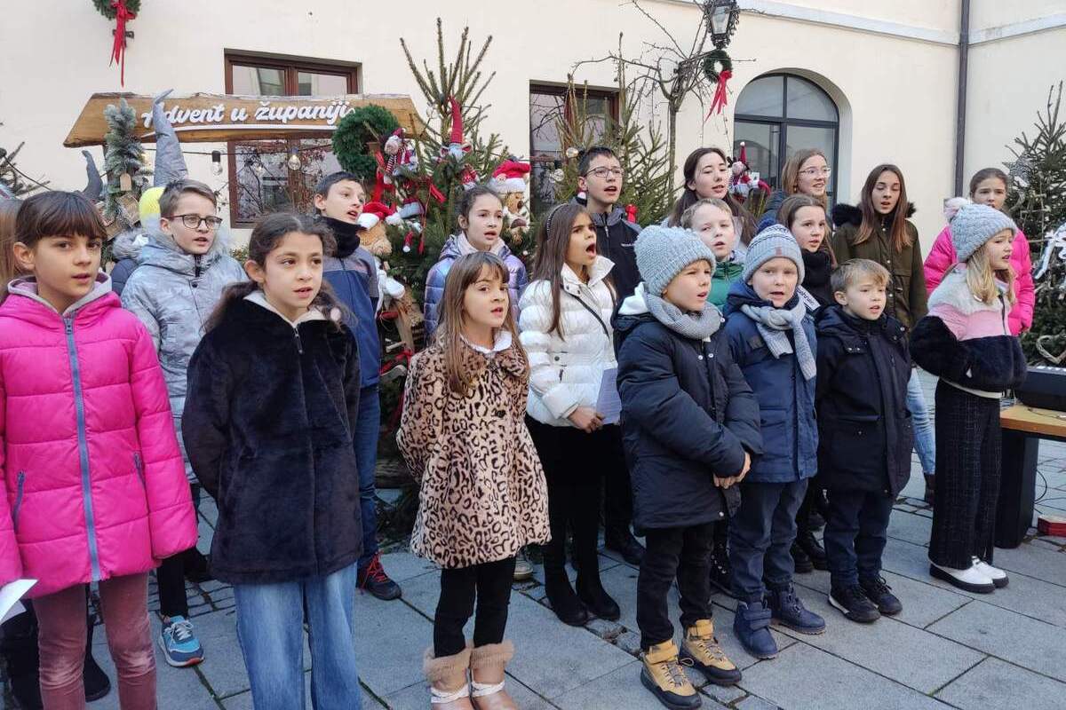 Pjevački zbor Uršuline zvjezdice u atriju Županijske palače u Varaždinu