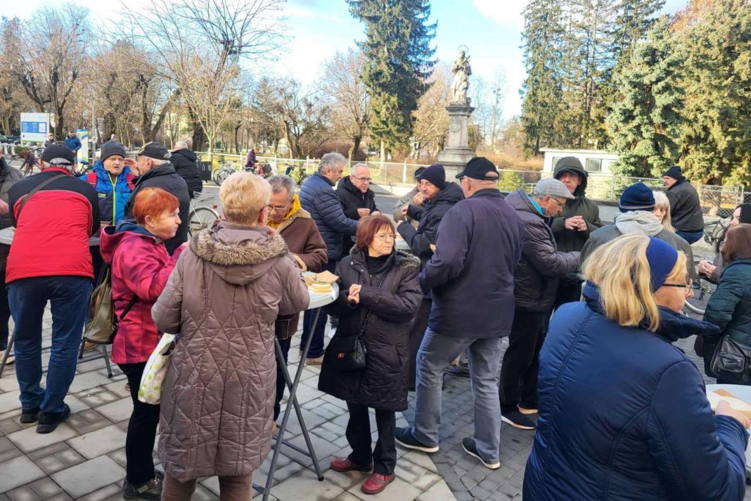 Podjela ribica ispred koprivničke tržnice