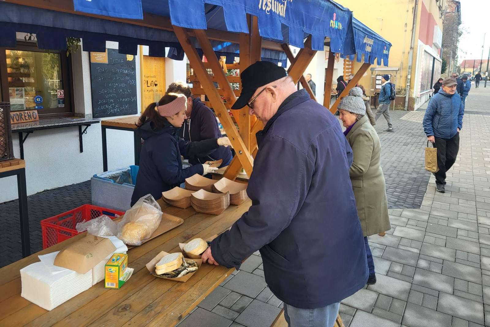 Podjela ribica ispred koprivničke tržnice