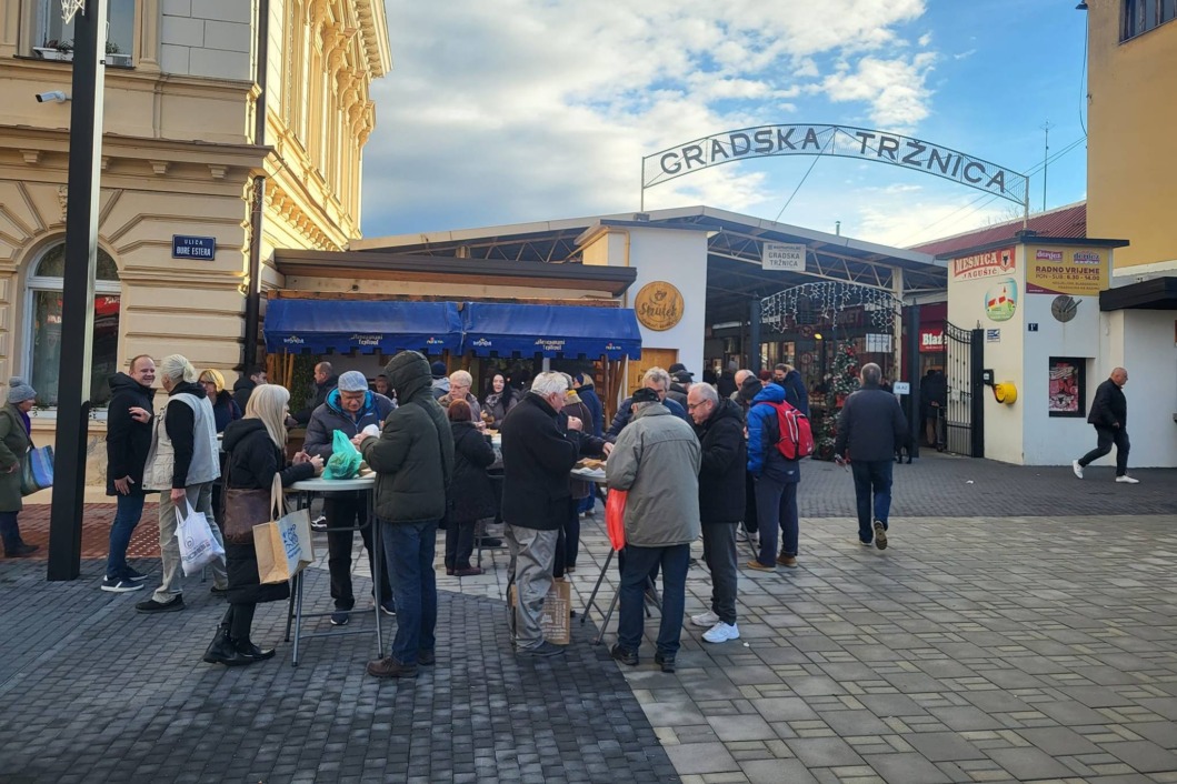 Podjela ribica ispred koprivničke tržnice