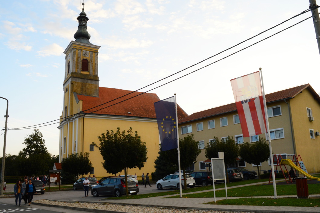 Župna crkva i zgrada općinske uprave u Velikom Bukovcu