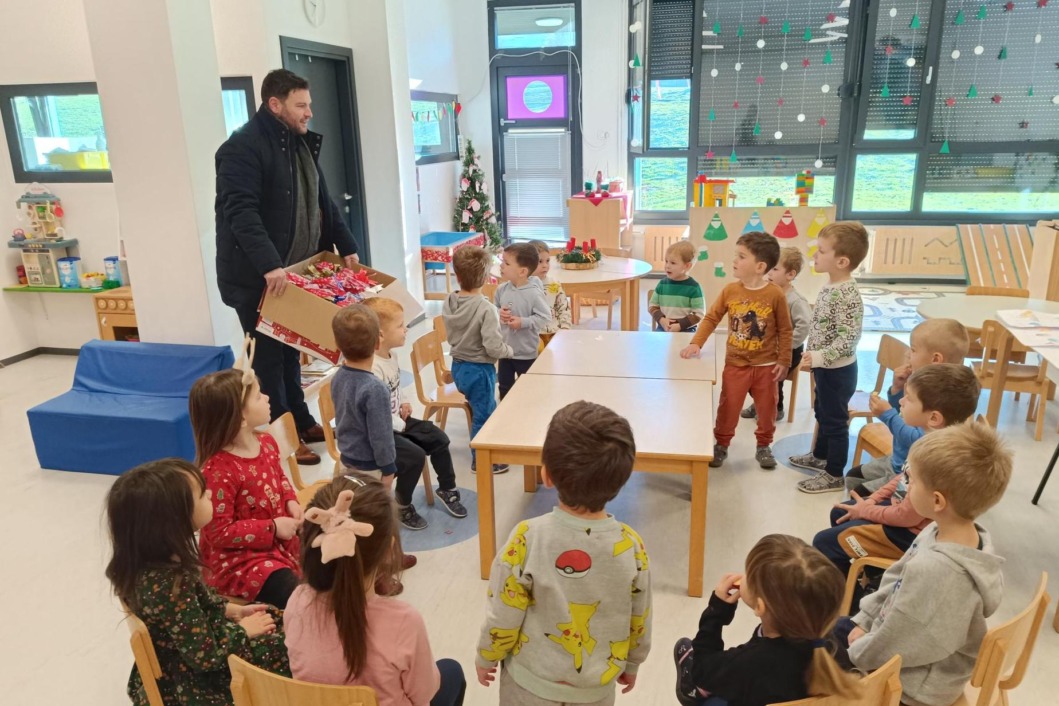 Općinski načelnik Marko Magdić poklonima je razveselio mališane iz Dječjeg vrtića Križić-kružić u Križu