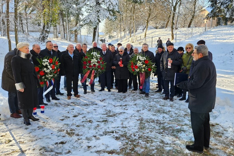 Antifašisti kod spomen obilježja u Rasinji