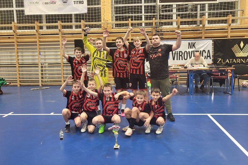 Ekipa U13 đurđevačkog Graničara i trener Mario Dobravec