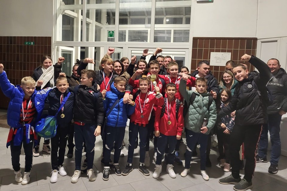 Ekipa U13 đurđevačkog Graničara i trener Mario Dobravec