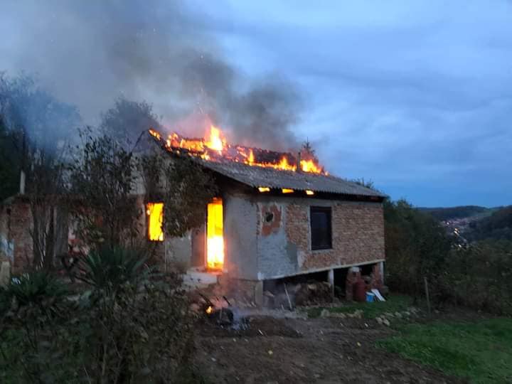 Obiteljska kuća u plamenu