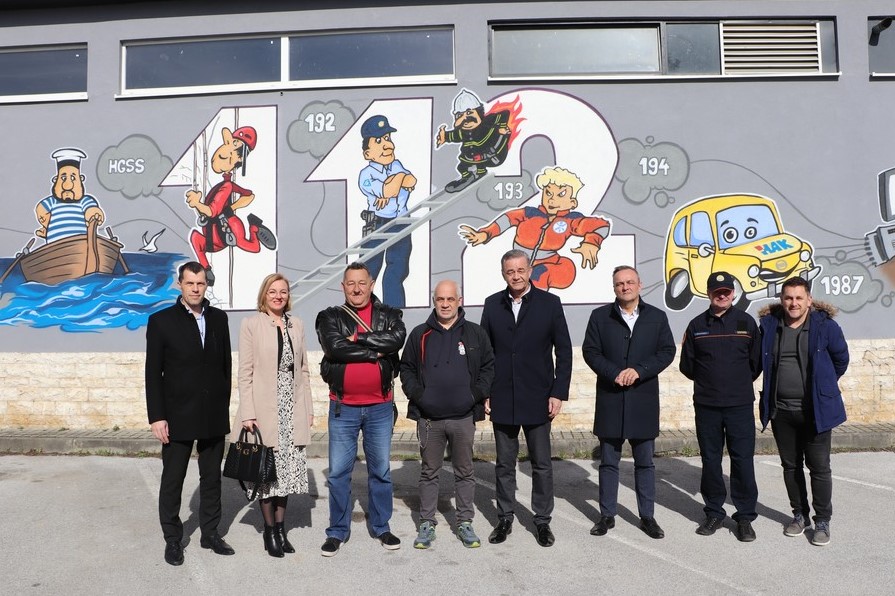 Mural s brojevima žurnih službi sustava civilne zaštite