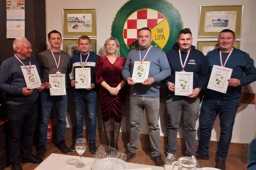 Nagrađeni vinari izložbe vina u Hlebinama s načelnicom Božicom Trnski