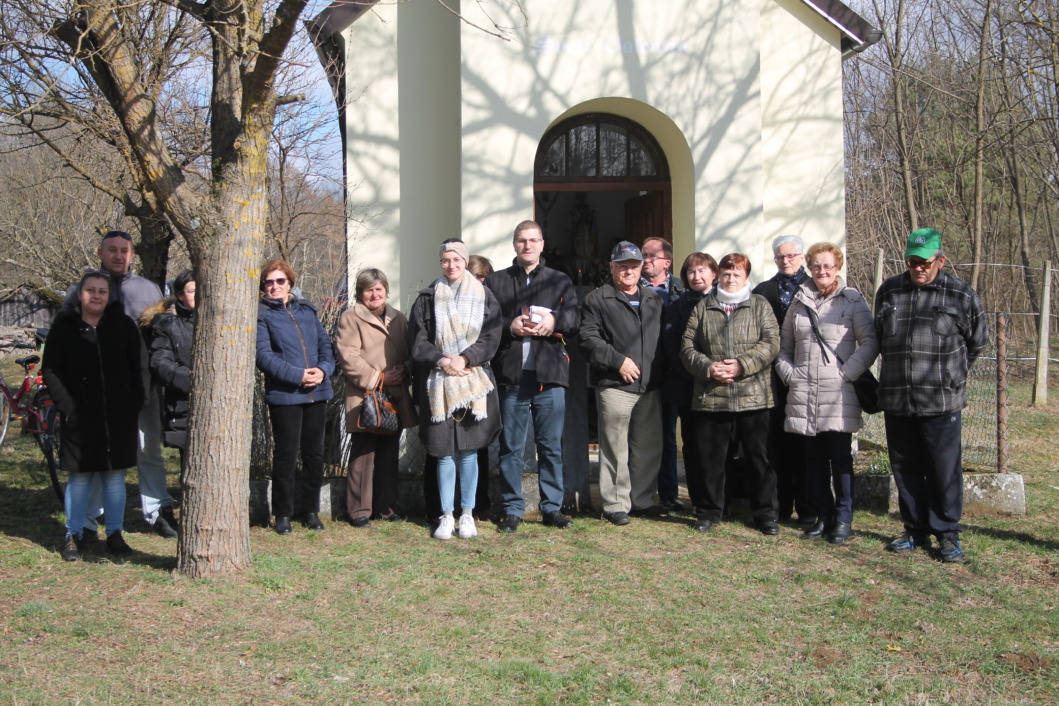 Vjernici ispred kapele u Peskima