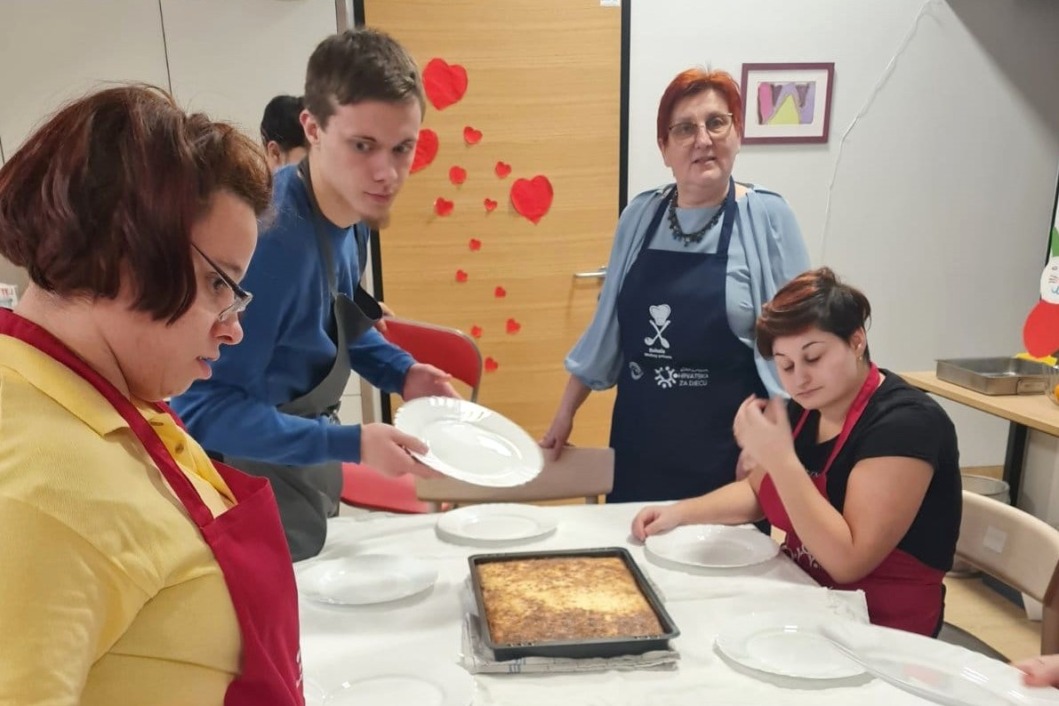 Članovi udruge Mali princ pripremaju prosenu kašu