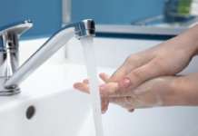 Žena pere ruke sapunom i vodom