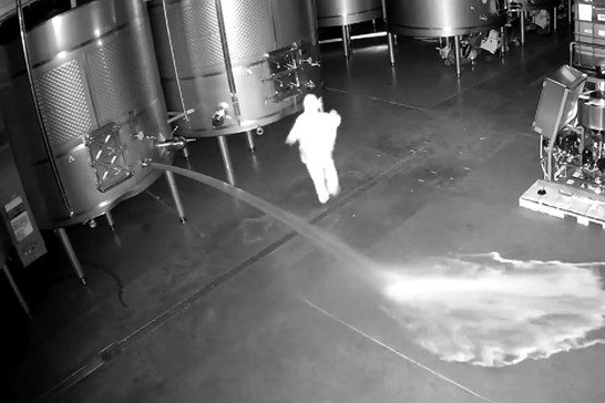 Video snimka maskirane osobe koja prolijeva vino