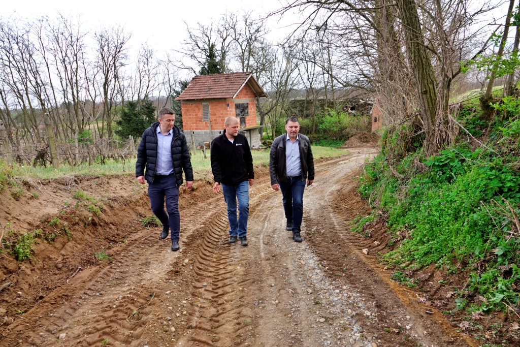 Asfaltiranje nerazvrstanih cesta na bilogorskom području - Hrvoje Janči i Željko Lacković