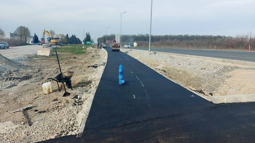 Nadzemni hidrant okružen asfaltom