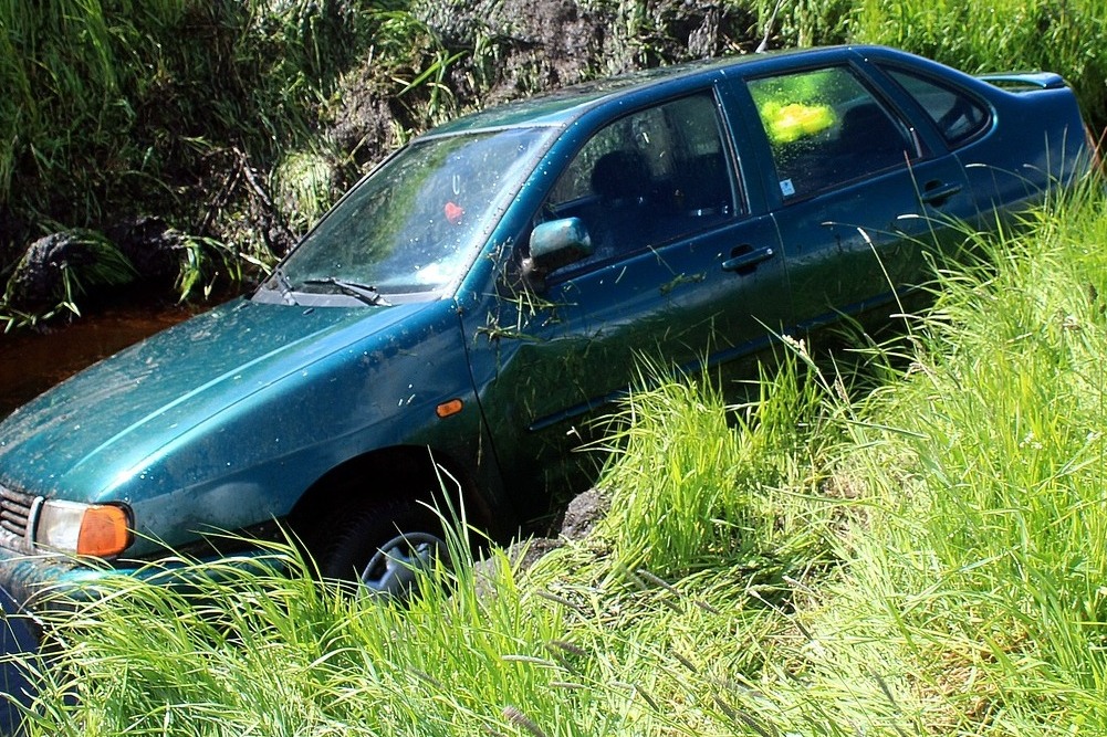 Auto/prometna nesreća/odvodni kanal