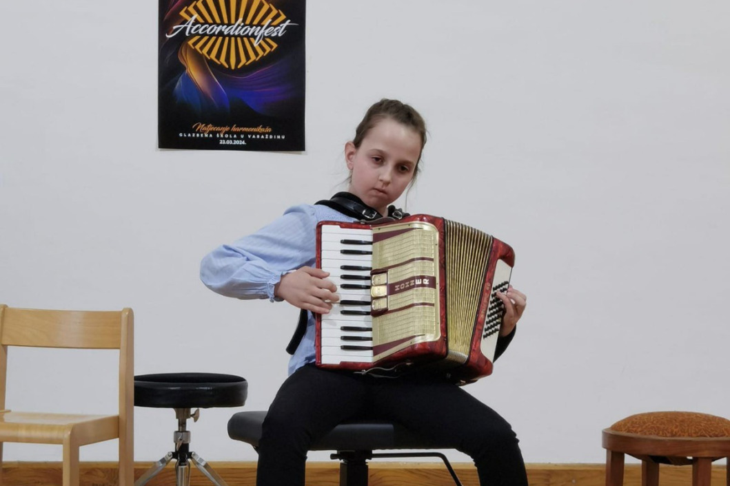 Bojana Grubačević talentirana je harmonikašica