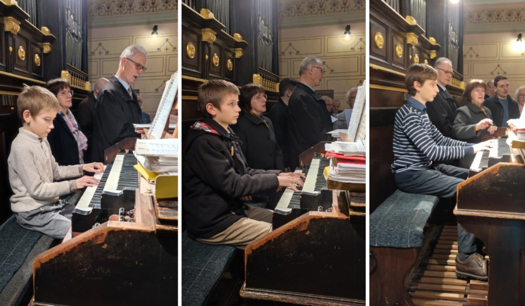 Braća Zagrajski sviraju orgulje u koprivničkoj Župi svetog Nikole biskupa