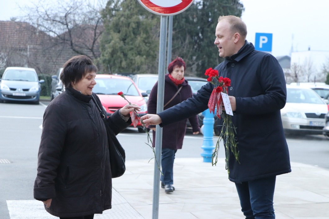 Podjela karanfila za Dan žena