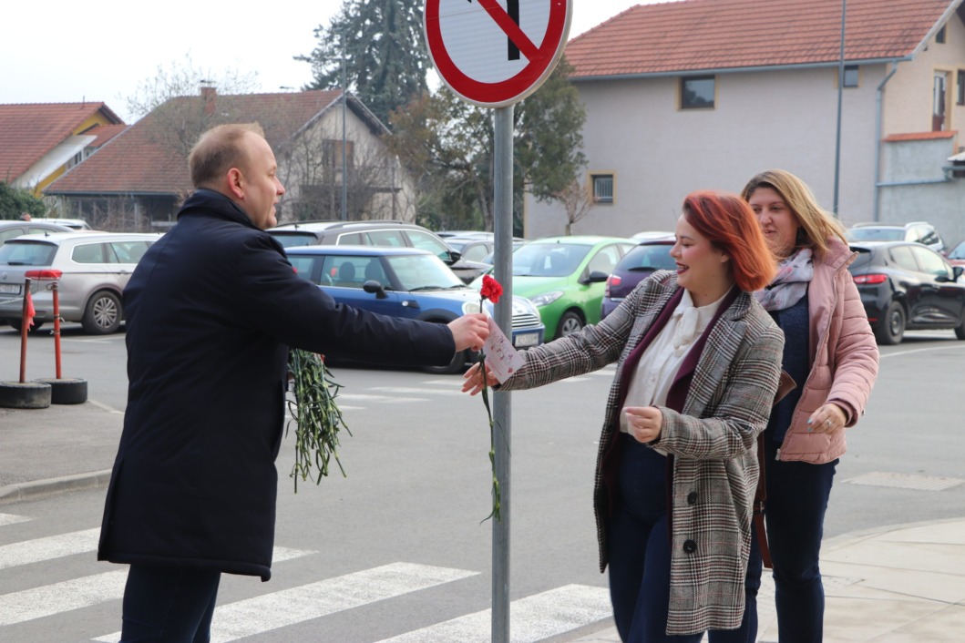 Podjela karanfila Podravkašicama